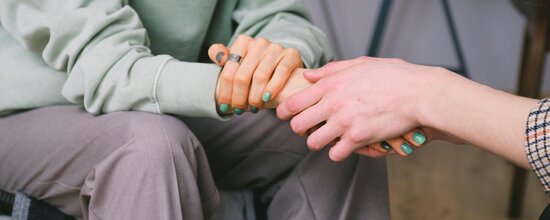 Moterų pagalbos linija ragina nelikti abejingiems: aplinkinių reakcija gali sumažinti pasikartojančio smurto atvejus