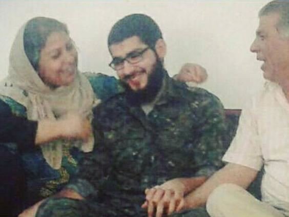 Nuotr. iš „Facebook“/Masoudas Aqilas su šeima, kai ištrūko iš IS nelaisvės