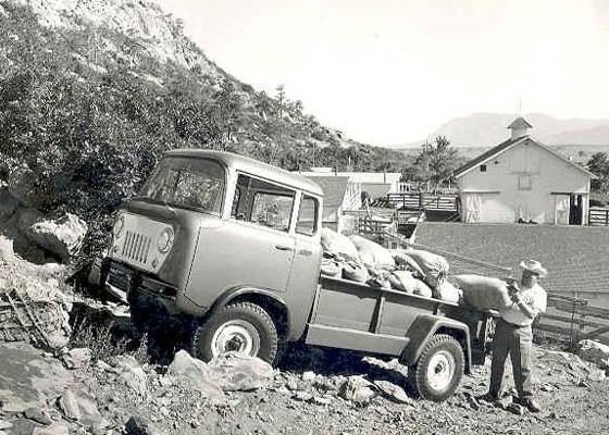 Jeep FC-170 1957-aisiais – visais ratais varomas pikapas buvo geras pagalbininkas ūkiuose. (Kaiser-Jeep, Wikimedia)