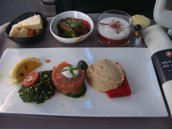 G.Juocevičiūtės nuotr./„Turkish Airlines“ verslo klasės pietūs per skrydį iš Stambulo į Vilnių