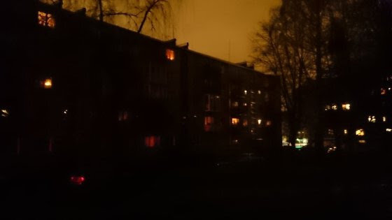 15min skaitytojo Ruslano nuotr./Antakalnyje tamsoje skendintis daugiabutis