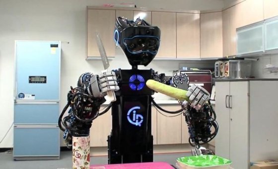 Kadras iš „YouTube“/Korėjiečių robotas „Ciros“ moka gaminti maistą.