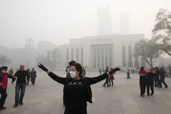 Harbine žmonės šoka nepaisydami užteršto oro