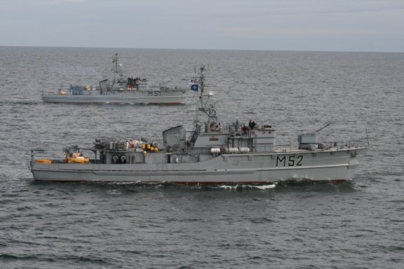 Lietuvos karinių jūrų pajėgų nuotr./Priešmininės kovos laivai M51 "Kuršis" ir M52 "Sūduvis" jūroje.
