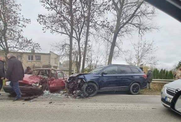 Nuotrauka iš „Facebook“ profilio „Reidas TV“/Įvykio vietoje: senolio „Ford Escort“ susidūrė su mėlynu visureigiu „Mitsubishi Outlander“.