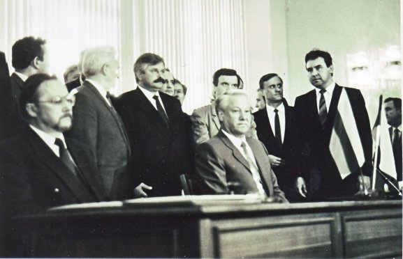 Asmeninio archyvo nuotr./Vytautas Landsbergis (kairėje) ir Borisas Jelcinas (centre)