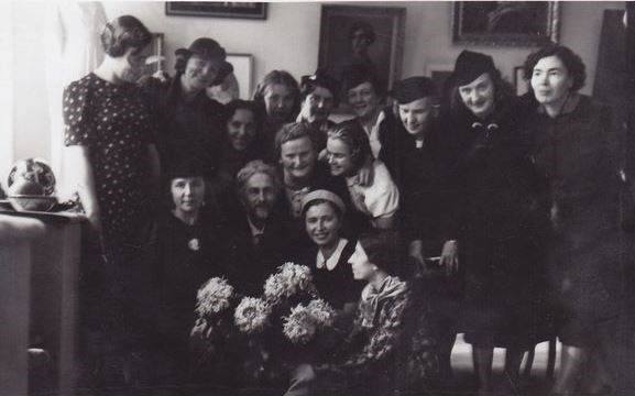 Maironio lietuvių literatūros muziejaus (MLLM F3 1825) nuotr./Vydūnas tarp pirmosios Lietuvos moterų dailininkių parodos dalyvių. 1937 m. .