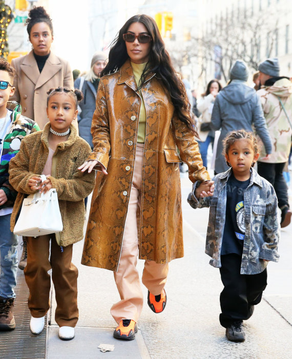 Vida Press nuotr./Kim Kardashian su vaikais North ir Saintu (2019 m.)