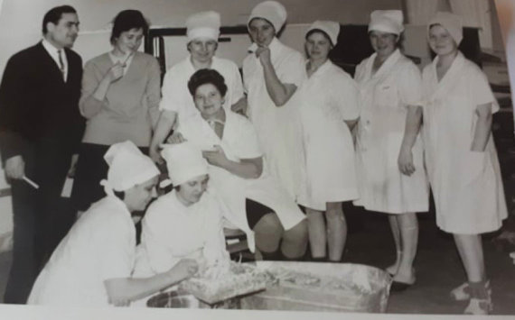 Photo from the personal album / Eugenija Dragūnienė in a group of pastry chefs.