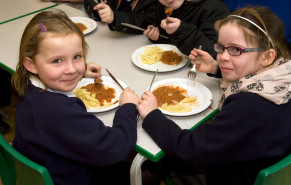 Photo by Vida Press / Students eat lunch