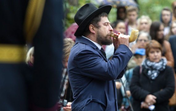 Photo from the Government Press Service / Monument to the Jews living here presented in Šeduva in 2015