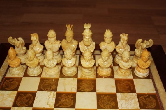 Ambertrip.com nuotr./Gintariniai šachmatai