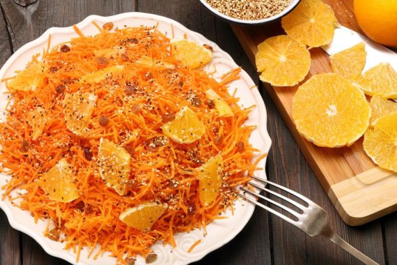 Shutterstock nuotr./Morkų salotos su apelsinais