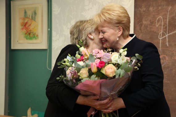 Prezidentūros nuotr./Prezidentė Dalia Grybauskaitė su anglų kalbos mokytoja Stefanija Kasiulaitiene. 