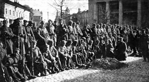 Photo from Wikimedia.org / Polish soldiers in the Vilnius Town Hall Square (1920)