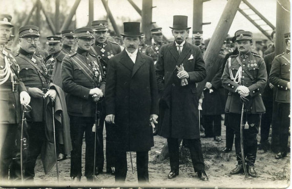 photo by epaveldas.lt / President Antanas Smetona with officers in 1929