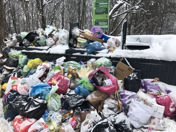 Piles of garbage Žirmūnų str.  127