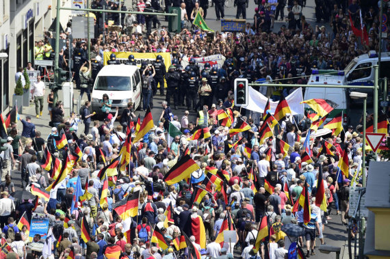 AFP/„Scanpix“ nuotr./„Alternatyvos Vokietijai“ šalininkų eisena Berlyne