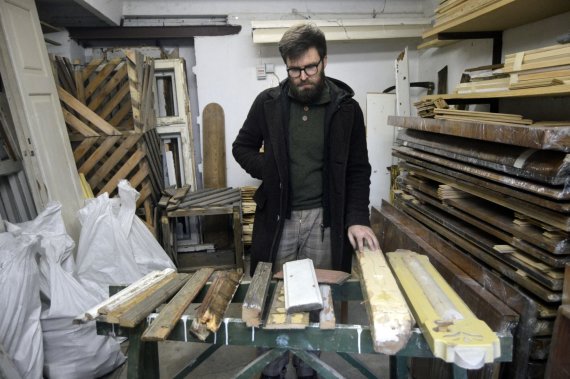 In his garage, P. Konkulevičius keeps a collection of interwar furniture, parts of the façade of the wooden houses of Kaunas Žaliakalnis and accessories. 