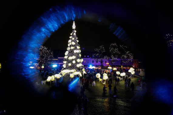 Erik Ovcharenko / 15-minute photo / Illuminated Christmas tree in Kaunas