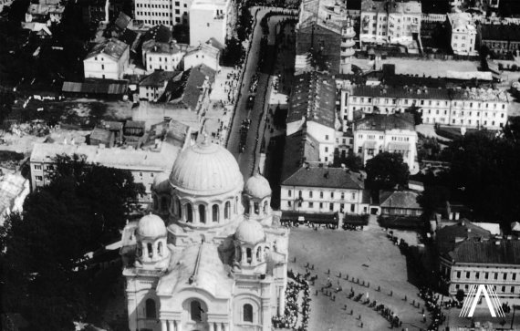 archivesofculture.com nuotr./Žuvusių „Lituanica“ lakūnų pagerbimo procesija Kauno centre. 1933 m. liepos 19 d.