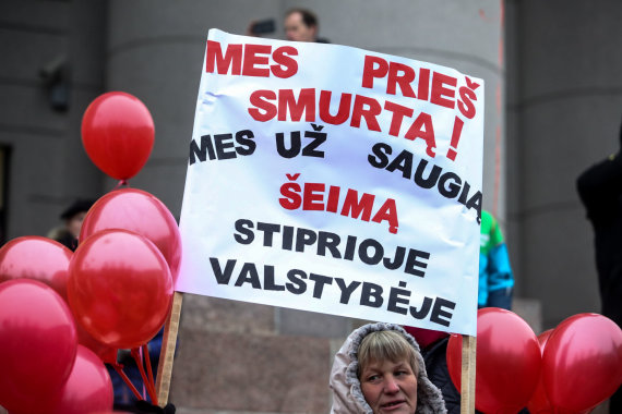 Photo by Vidmantas Balkūnas / 15-minute photo / Participants of two different demonstrations gathered in Vilnius Independence Square.