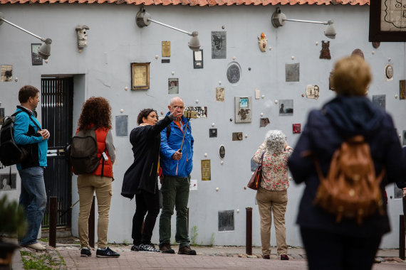 Photo from 123rf.com/Tourists in Vilnius