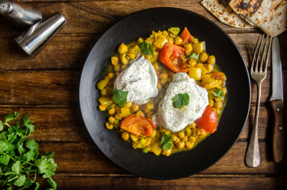 Photo by Vida Press / Boiled eggs without shell with chickpea stew