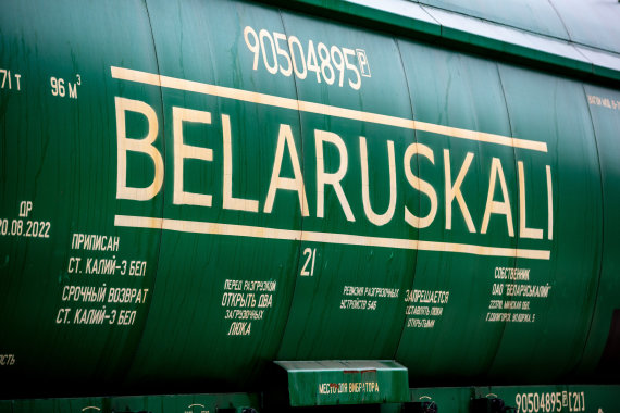 Vidmanto Balkūno / 15min nuotr./„Belaruskalij“ vagonų sąstatas su trąšų kroviniu Stasylų (Šalčininkų r.) geležinkelio stotyje 