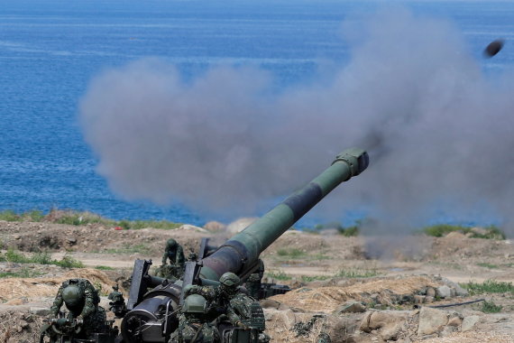 „Reuters“/„Scanpix“ nuotr./Kinijos pajėgos per pratybas, kuriose simuliuojama invazija į Taivaną