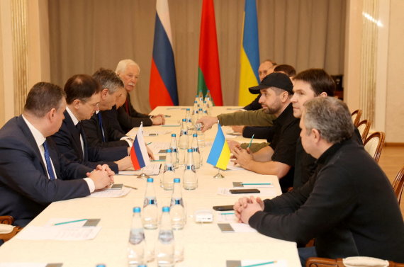 „Reuters“/„Scanpix“ nuotr./Rusijos ir Ukrainos delegacijų derybos dėl taikos
