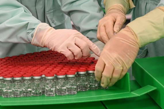 AFP / Scanpix Photo / Laboratory technicians prepare doses of AstraZeneca vaccine for clinical trial