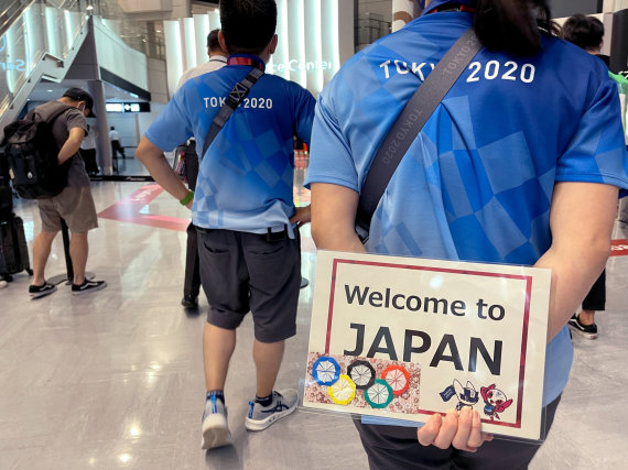 ZUMAPRESS / Scanpix nuotr./Olimpinių žaidynių svečiai sutinkami Tokijuje