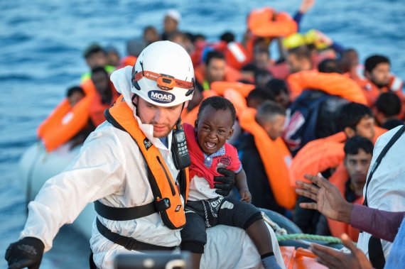 AFP/„Scanpix“ nuotr./Migrantai ir pabėgėliai Viduržemio jūroje