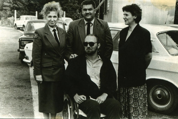 Photo of the Customs Museum / Tomas Šernas with his wife Rasa (right) at the Medininkai post, 1993 In the center is the former leader of the day Rimas Kazokevičius, and next to him, on the left, Irena Maurušaitienė, partner of the victims of Medininkai, whom the collaborators, as if sensing the tragedy, let go that fateful night of July 31.  1991.