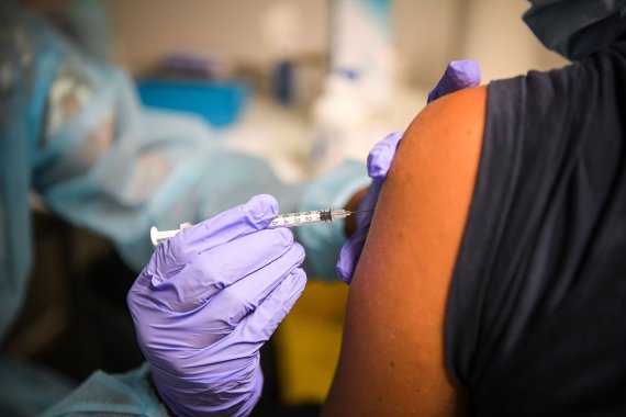 „Scanpix“/„SIPA“ nuotr./Vakcinacija nuo koronaviruso Paryžiuje