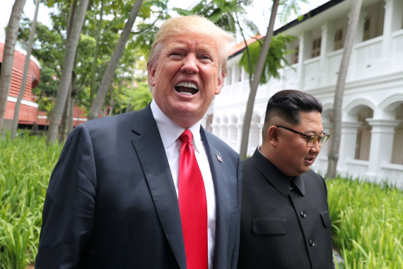 „Reuters“/„Scanpix“ nuotr./D.Trumpo ir Kim Jong Uno susitikimo emocingos akimirkos