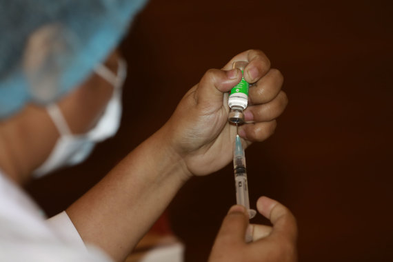 Scanpix Photo / AstraZeneca vaccine administered to a patient in Bangladesh