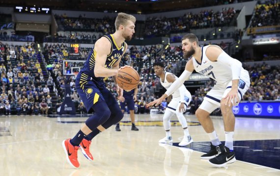 Photo by Scanpix / Domantas Sabonis against Jonas Valančiūnas