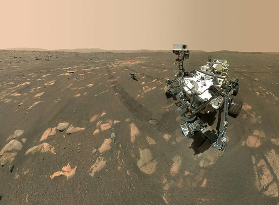 NASA/JPL-Caltech/MSSS/NASA marsaeigis „Perseverance“ pasidarė asmenukę su sraigtasparniu „Ingenuity“, kuris čia matomas maždaug 3,9 m. atstumu nuo roverio. Šią nuotrauką padarė roverio robotinėje rankoje esanti kamera WASTON 2021 m. balandžio 6 d., 46-ąją Marso dieną. 
