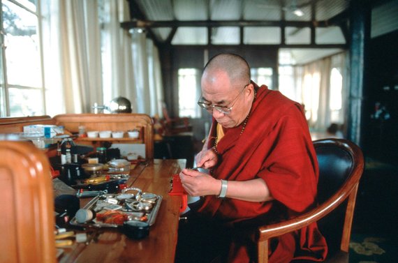 H. Junge, EPA nuotr./Dalai Lama taiso laikrodį