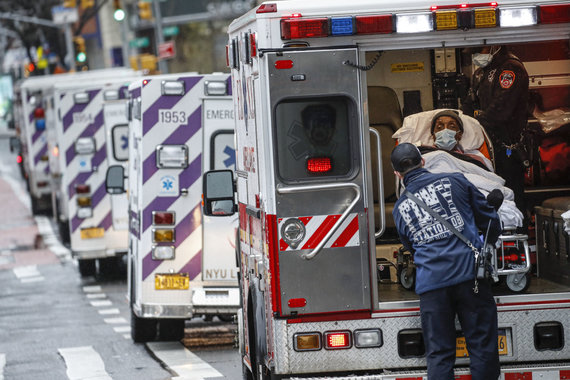 Scanpix / AP photo / COVID-19 patient is taken to a hospital in New York