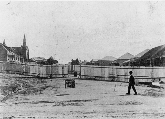 Wikipedia.org Photograph / Fence Fence Fever in Queensland, Australia, 1900