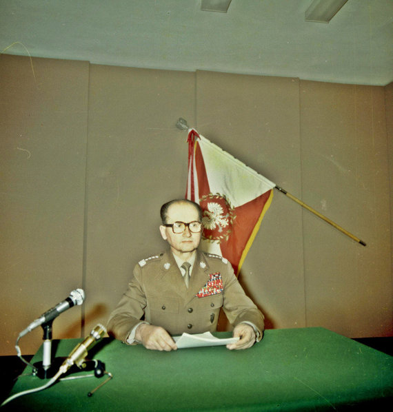 Fot. Wikipedia.org / Generał Wojciech Jaruzelski ogłasza stan militarny kraju