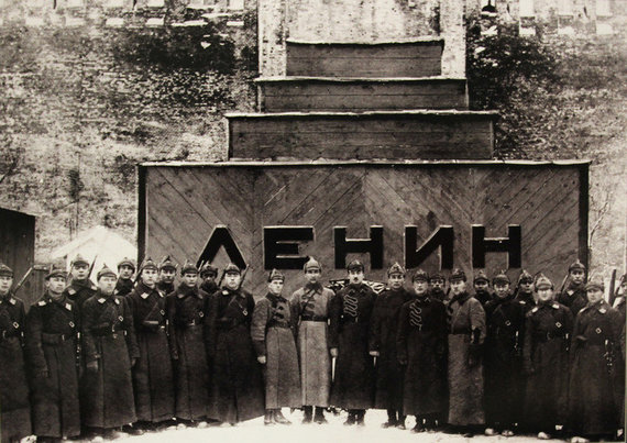 Wikipedia.org nuotr./Karo mokyklos kursantai prie pirmojo laikino medinio mauzoliejaus 1924 m.