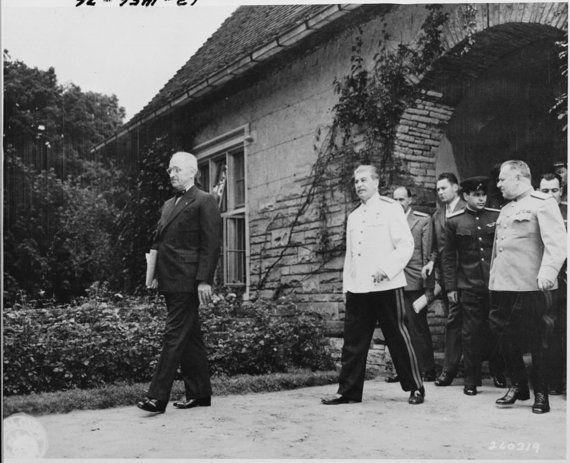 Wikipedia.org nuotr./Nikolajus Vlasikas (pirmas iš dešinės) lydi Josifą Staliną Potsdamo konferencijoje