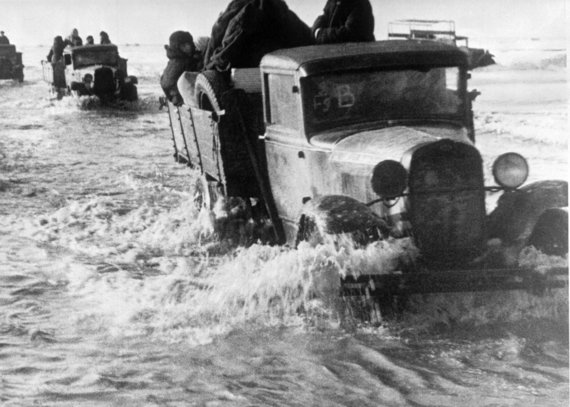 „Scanpix“ nuotr./Gyvybės kelias per Ladogos ežerą 1941–1942 m. žiemą