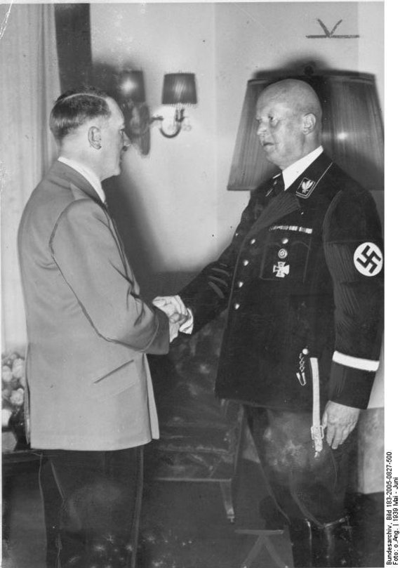Vokietijos Bundesarchyvo/Wikimedia.org nuotr./Adolfas Hitleris ir Hansas Heinrichas Lammersas