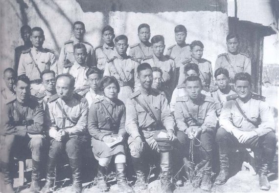 Wikipedia.org nuotr./Kim Il Sungas (pirmoje eilėje antras iš dešinės) su bendražygiais iš 88-osios atskirosios šaulių brigados (1943 m.)
