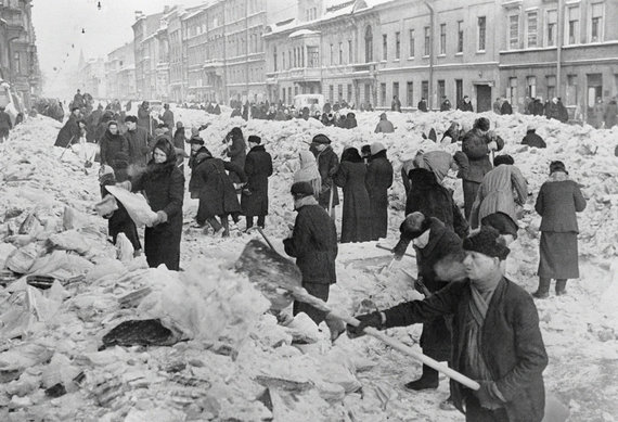 „RIA Novosti“ archyvo/Wikimedia.org nuotr./Blokadinio Leningrado gyventojai valo gatvę (1942 m. kovas)